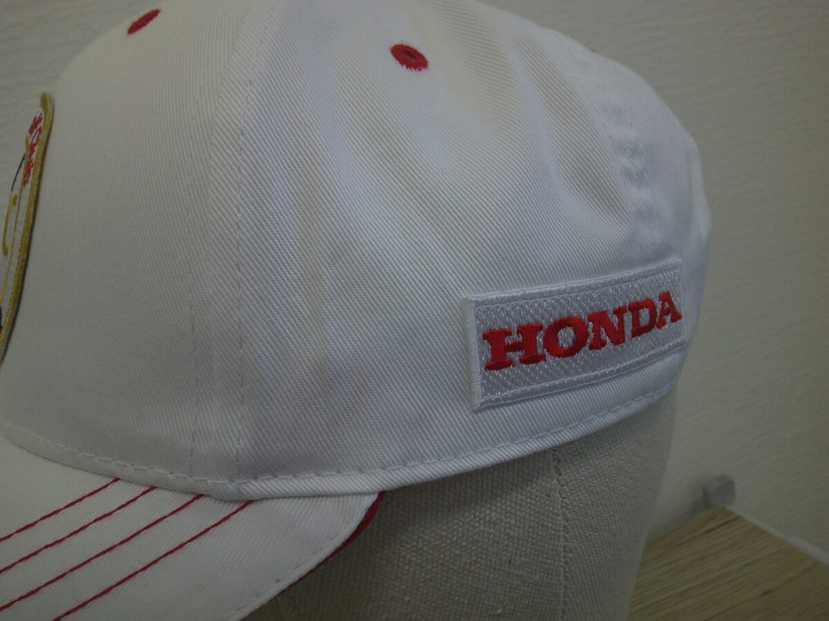 刺繍ワッペンを帽子左サイドに縫付。