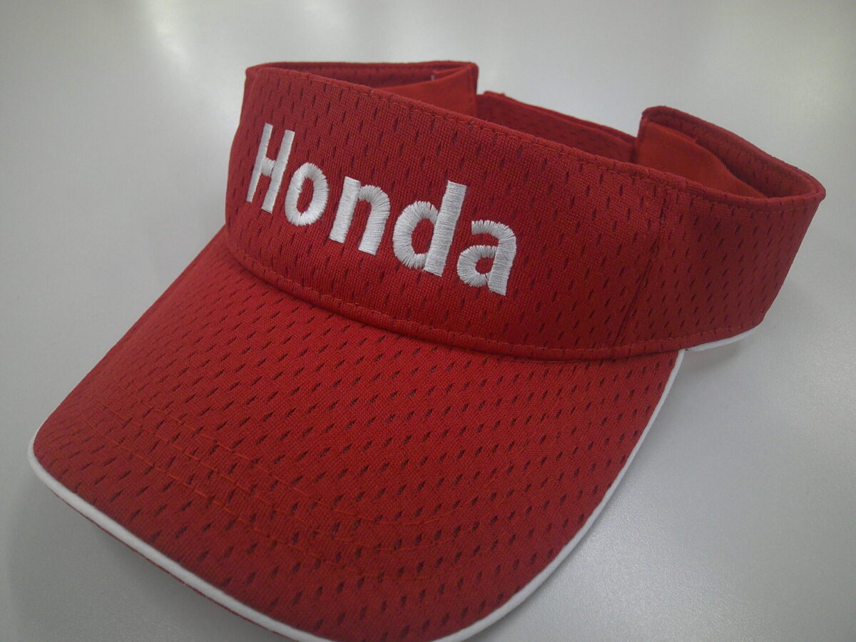 サンバイザーフロントに太めのブロック体を白糸で刺繍。