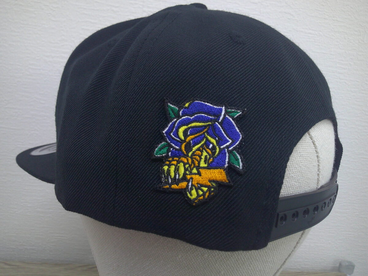 刺繍ワッペンを帽子左後方に縫付。