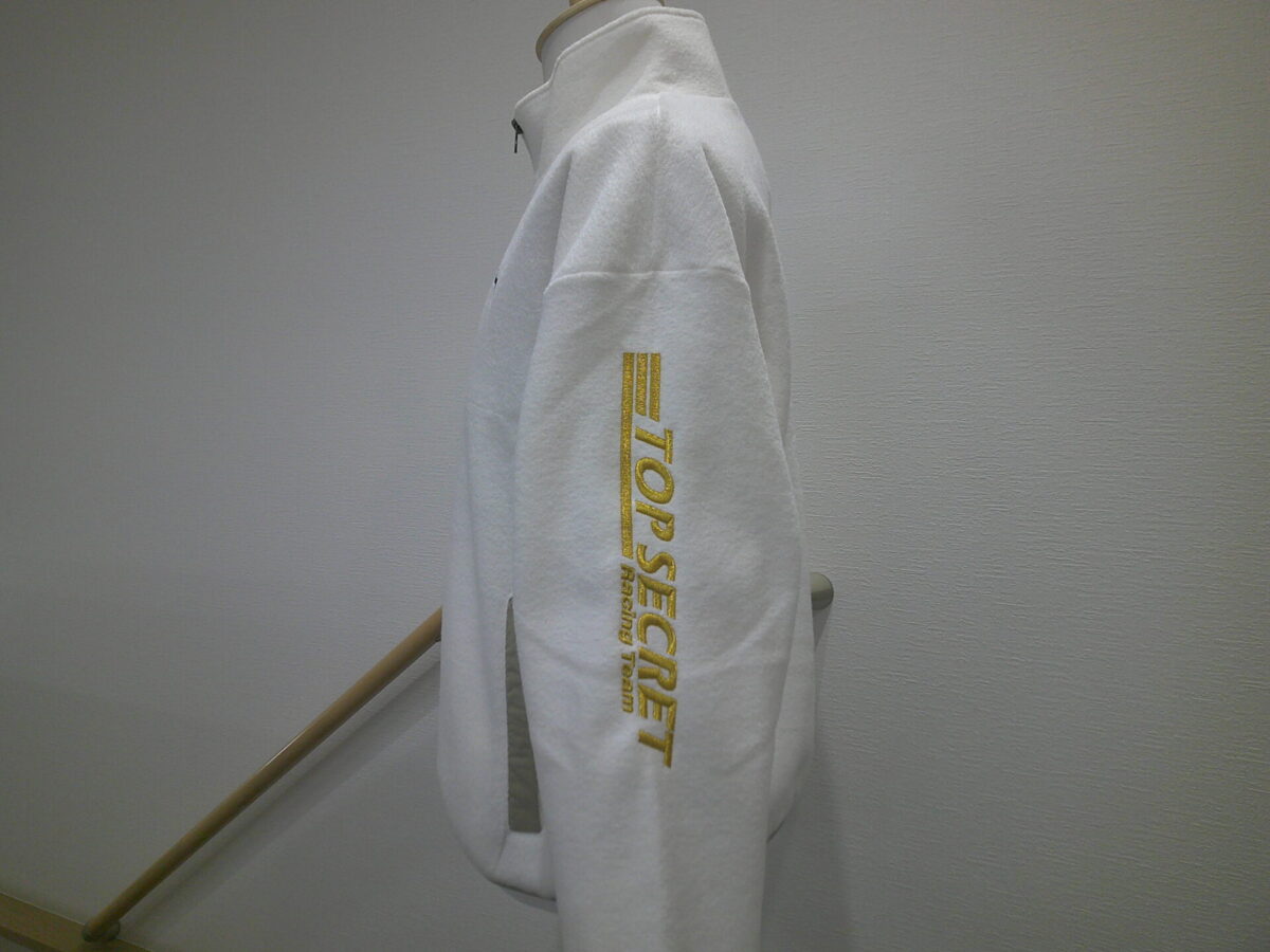 ・制作内容：直接刺繍
・サイズ：W35×H250mm
・糸色：金糸

パイルジャケットに煌びやかな金糸で刺繍

刺繍 千葉／刺繍／ワッペン制作