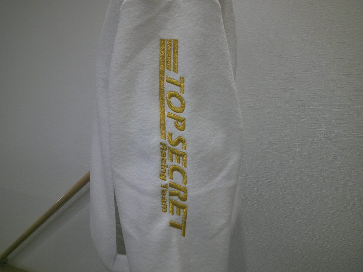 ・制作内容：直接刺繍
・サイズ：W35×H250mm
・糸色：金糸

パイルジャケットに煌びやかな金糸で刺繍

刺繍 千葉／刺繍／ワッペン制作