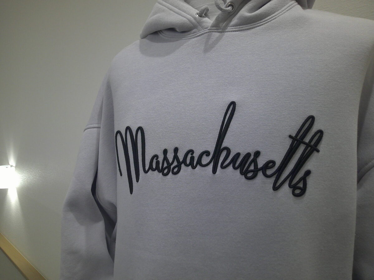 ウェアーへのビッグサイズ3D刺繍。すごい迫力です。