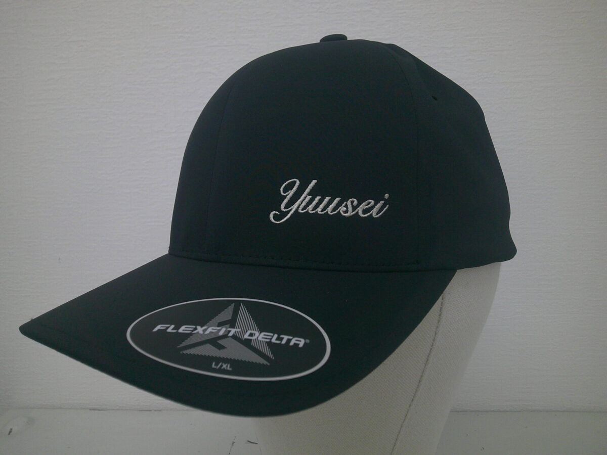 帽子に左前面にベージュ糸にてさり気ない筆記体デザインを刺繍をした作品実績。