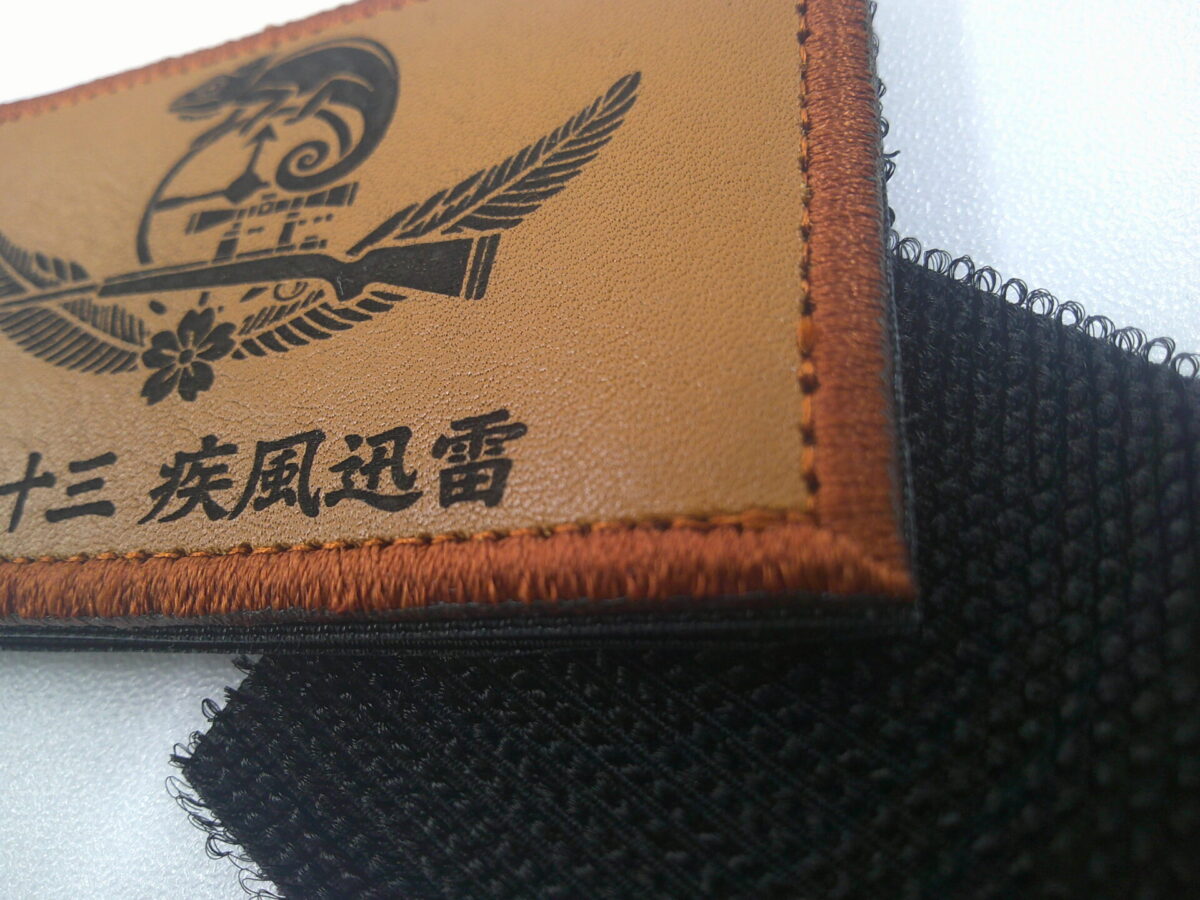 レザーパッチ裏面にマジックテープ加工を施した制作事例。