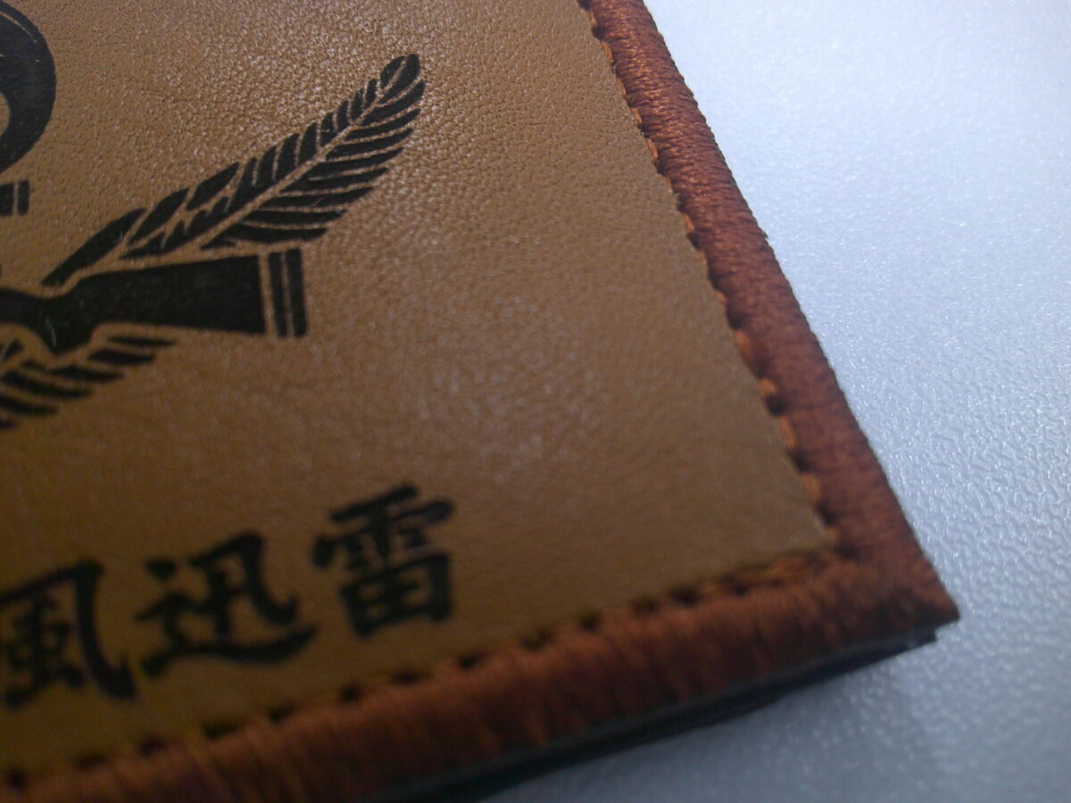 レザーパッチ裏にマジックテープを装着した際の縫製部分アップ。