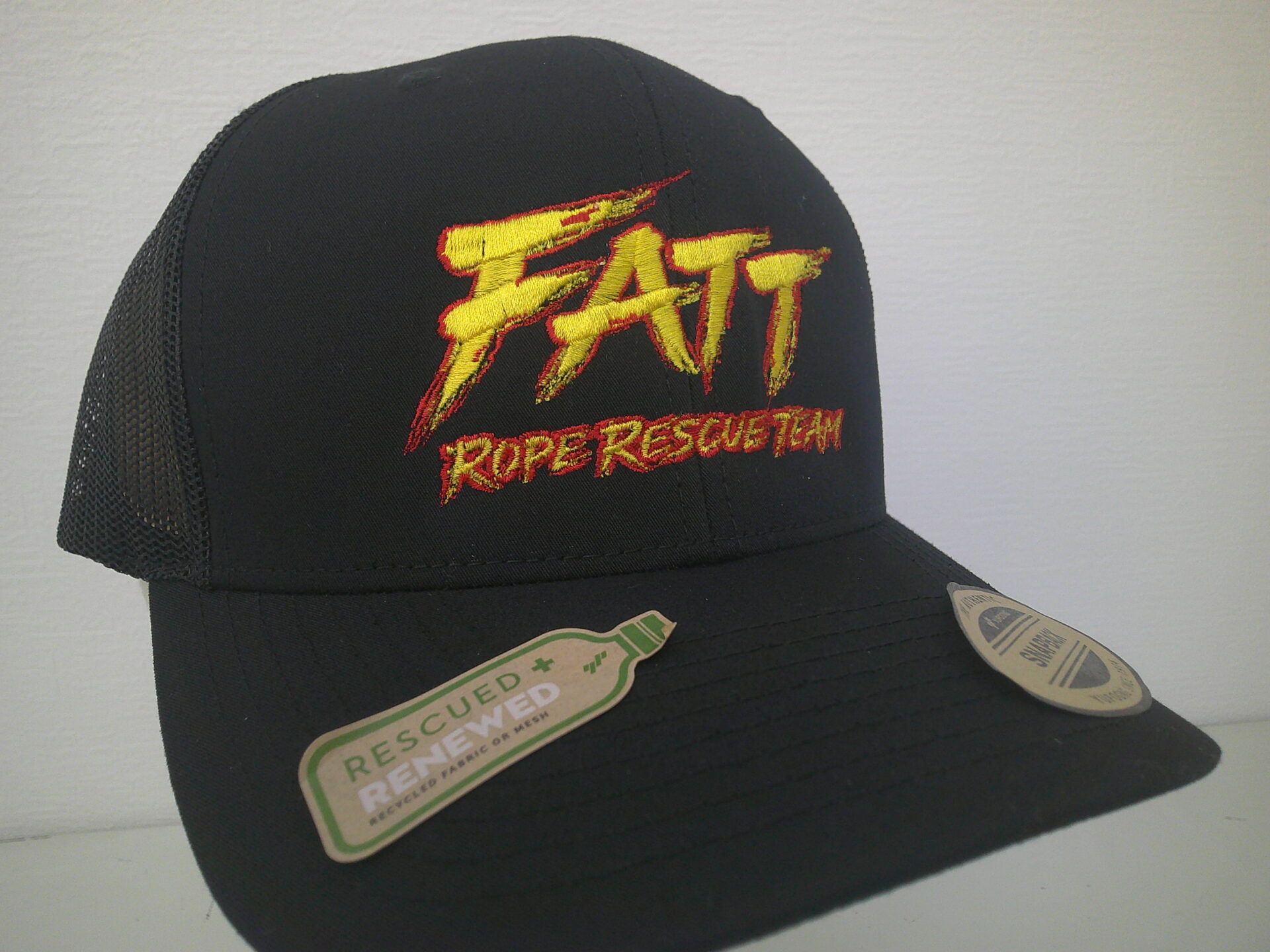 赤と黄色の糸でかすれ文字を再現した帽子刺繍の制作実績。