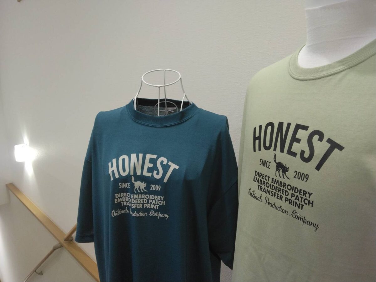 2色のTシャツの胸に同一の会社ロゴを色違いでグループリントした制作実績。