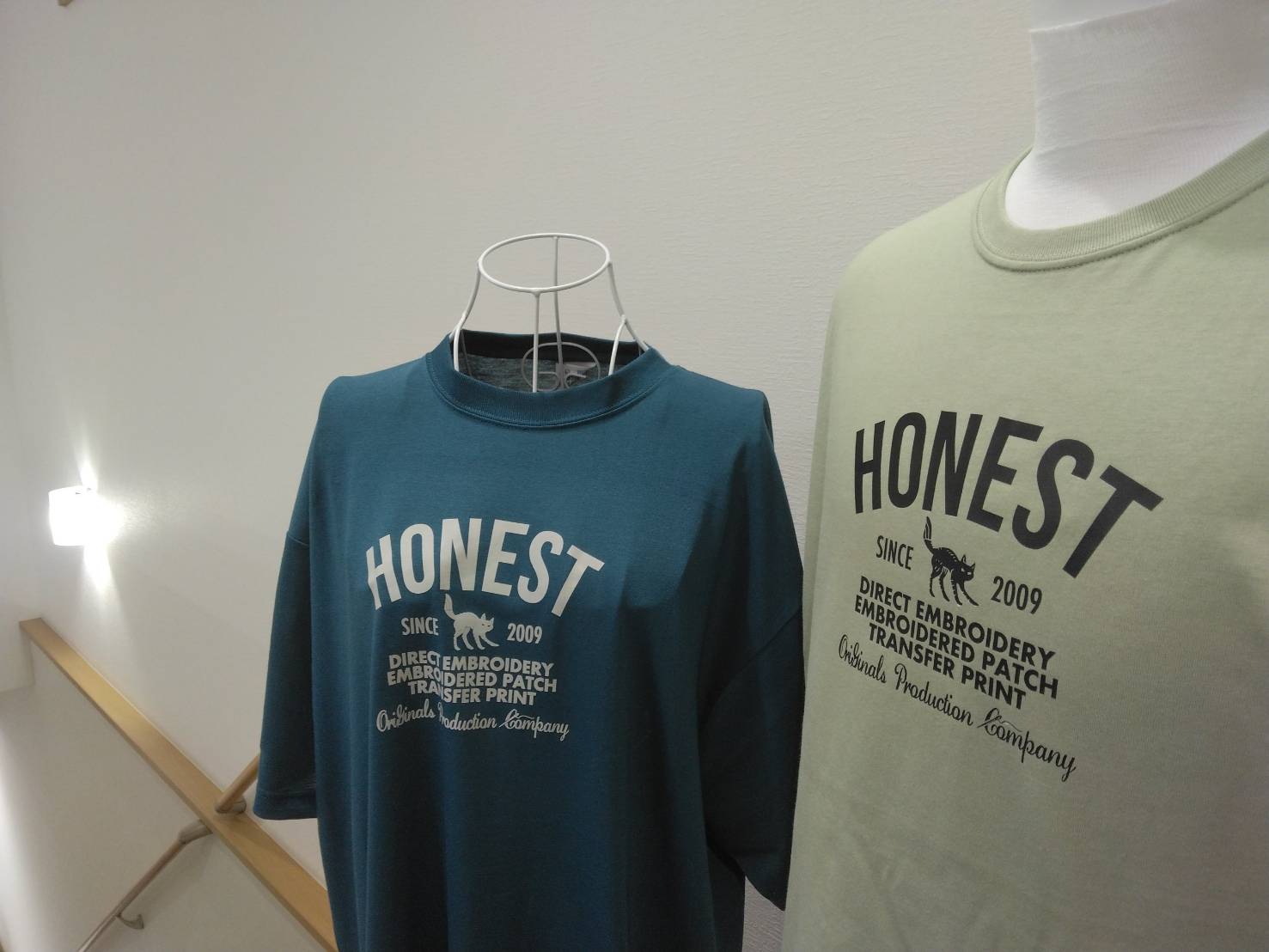 2色のTシャツの胸に同一の会社ロゴを色違いでグループリントした制作実績。