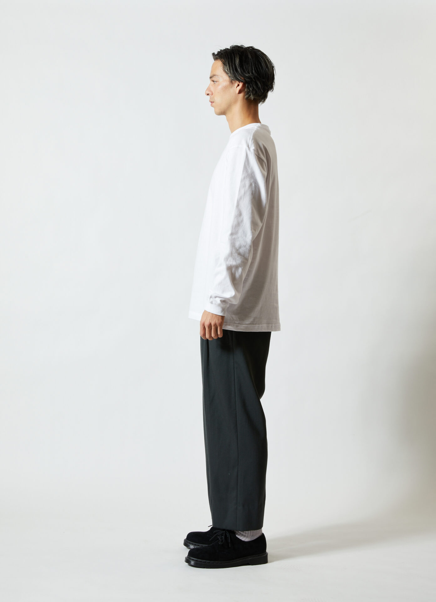5010長袖 Tシャツ・ホワイト・男性モデル着用・横向き