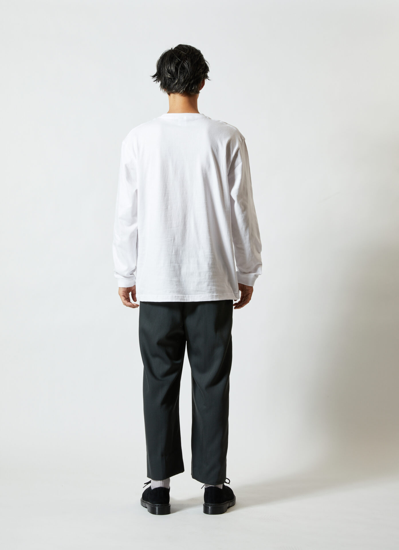5010長袖 Tシャツ・ホワイト・男性モデル着用・背面