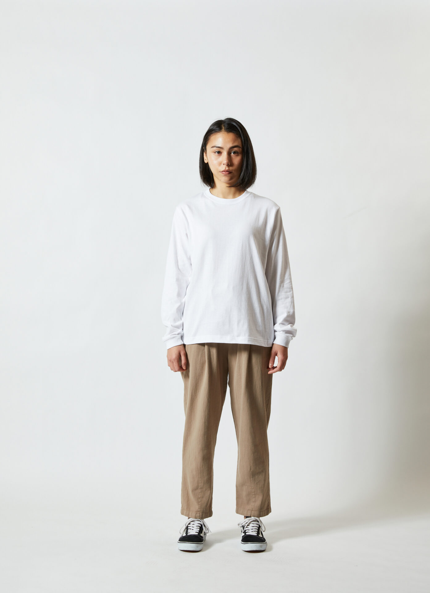 5010長袖 Tシャツ・ホワイト・女性モデル着用・正面