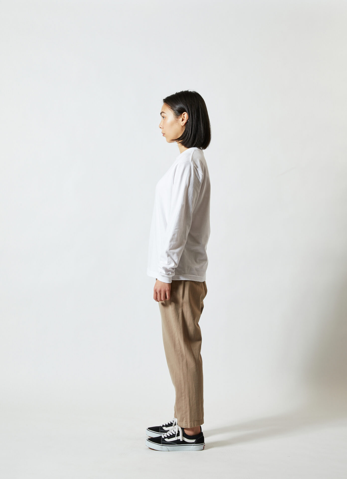 5010長袖 Tシャツ・ホワイト・女性モデル着用・横向き
