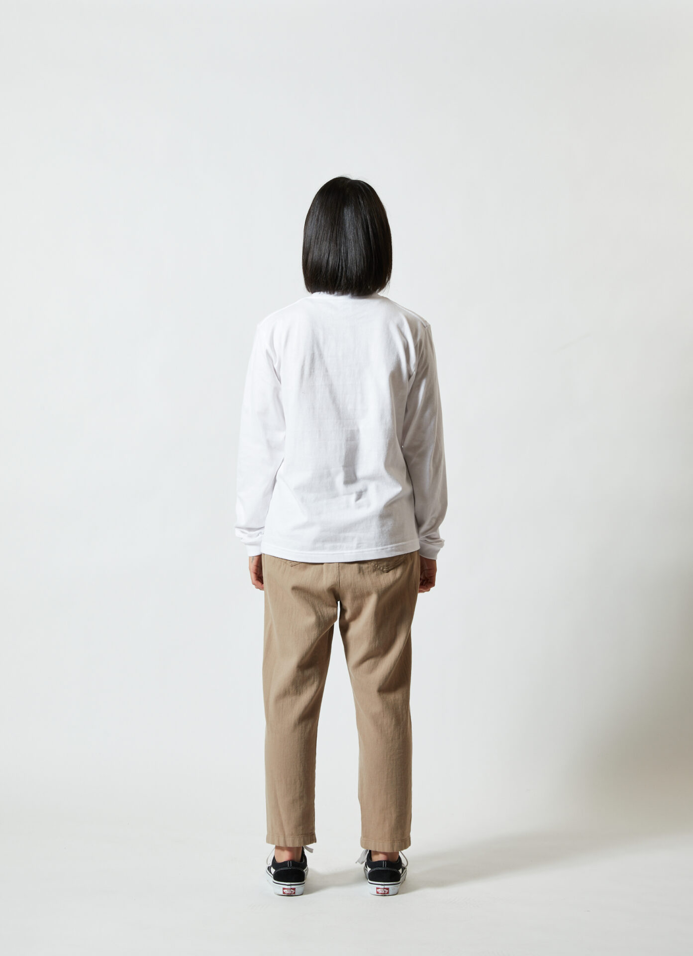 5010長袖 Tシャツ・ホワイト・女性モデル着用・背面
