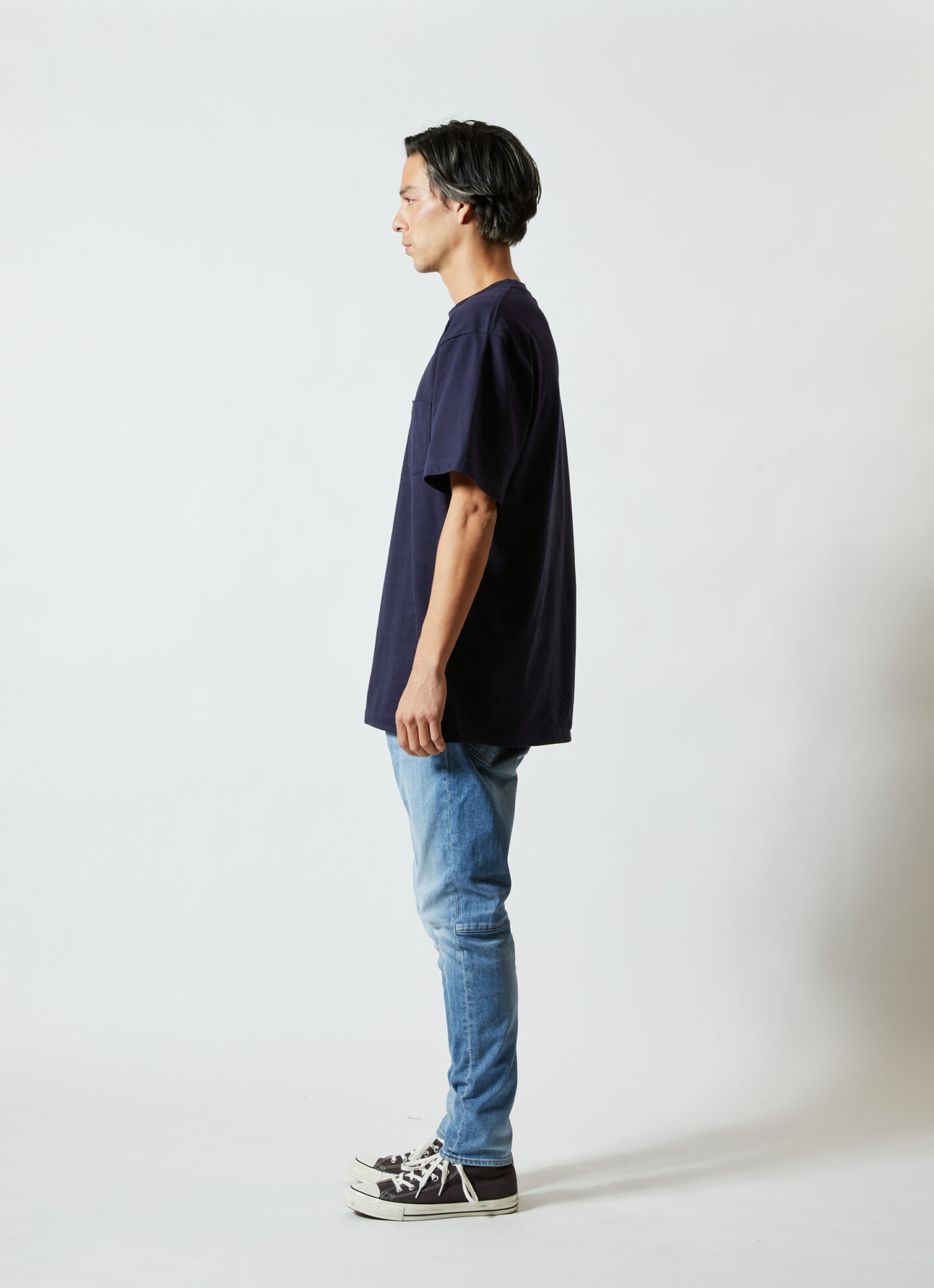 5006 Tシャツ・ブラック・男性モデル・横向き