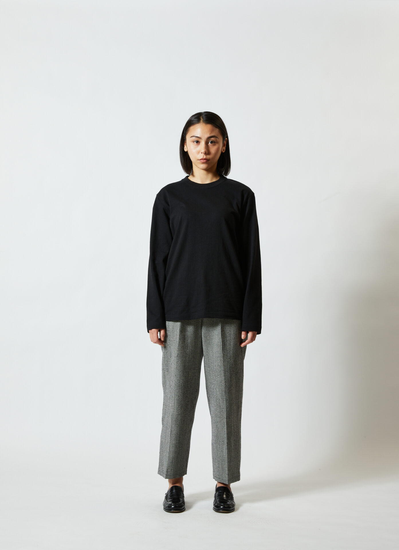 5010長袖 Tシャツ・ブラック・女性モデル着用・正面
