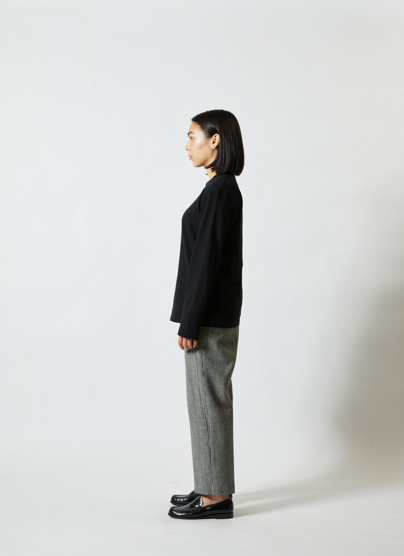 5010長袖 Tシャツ・ブラック・女性モデル着用・横向き