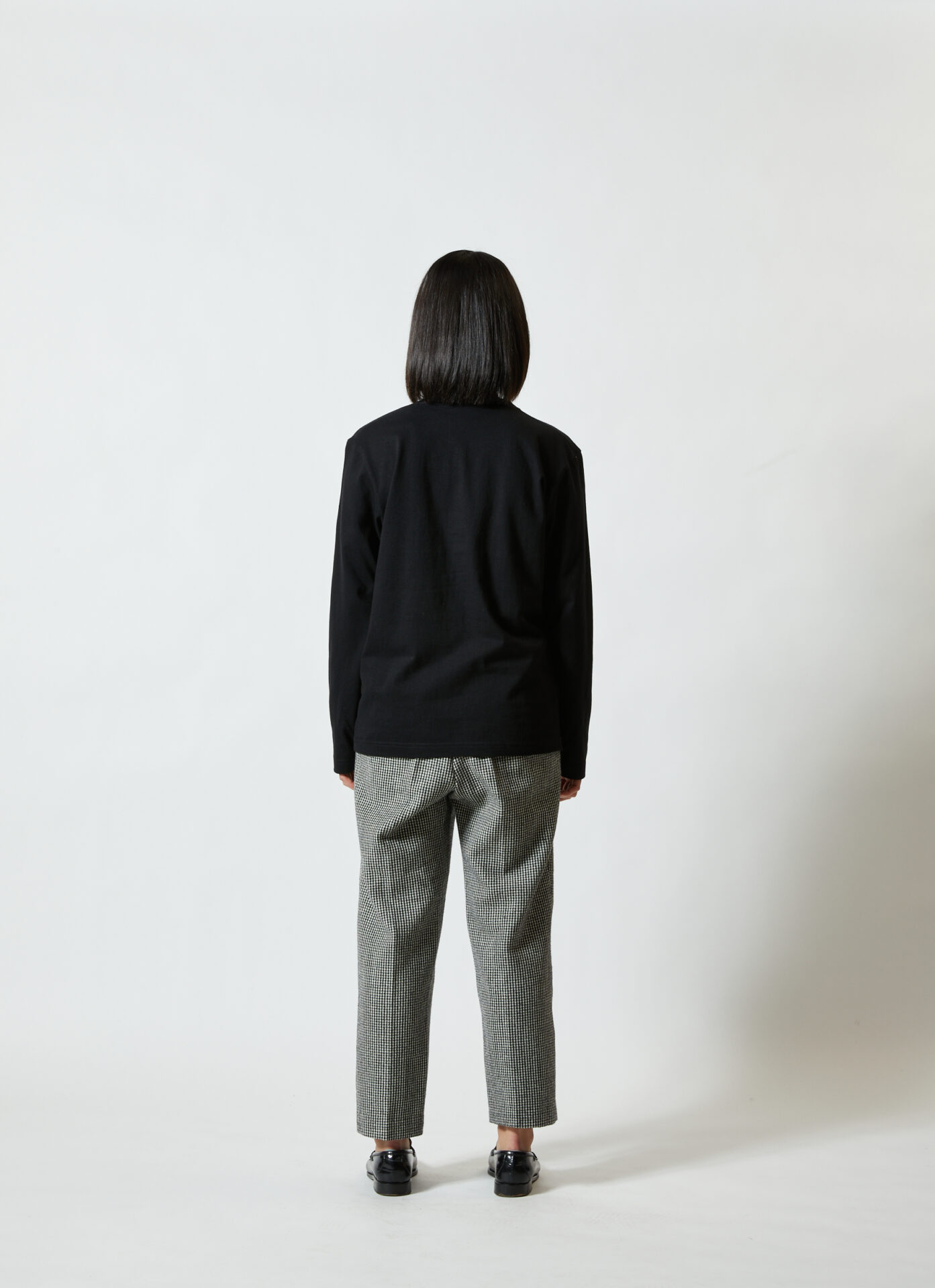 5010長袖 Tシャツ・ブラック・女性モデル着用・背面