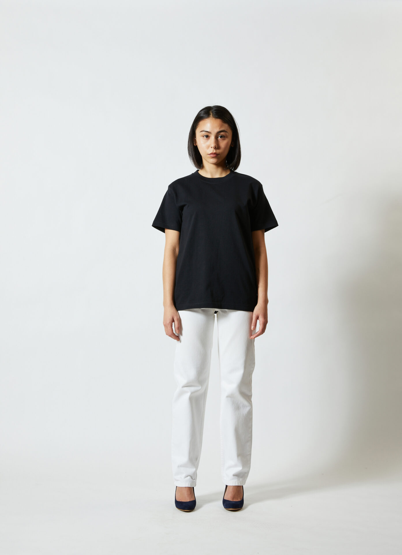 5942 Tシャツ・ブラック・女性モデル着用・正面