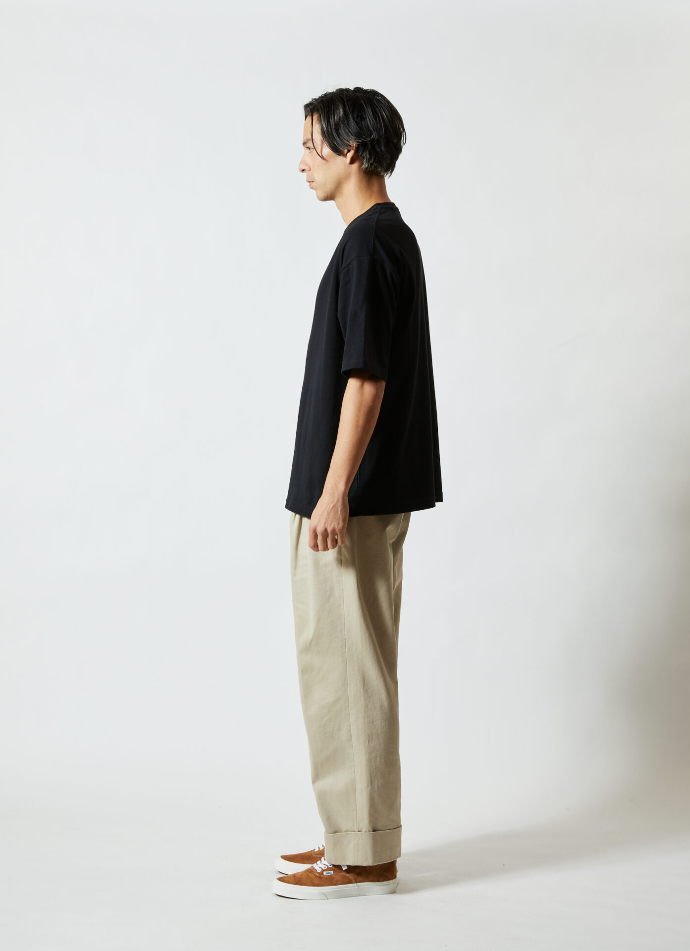 5508 Tシャツ・ブラック・男性モデル着用・横向き
