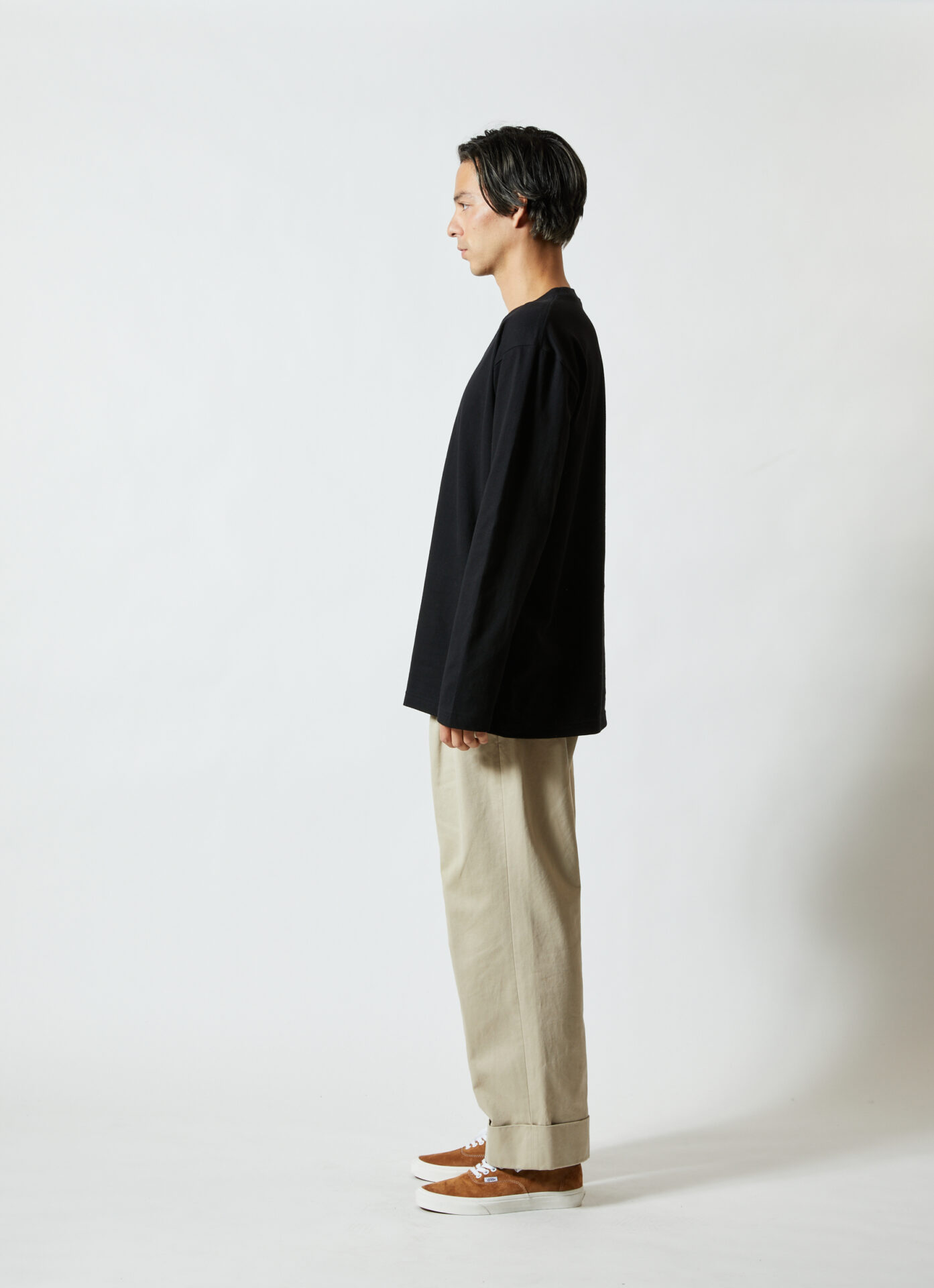5010長袖 Tシャツ・ブラック・男性モデル着用・横向き
