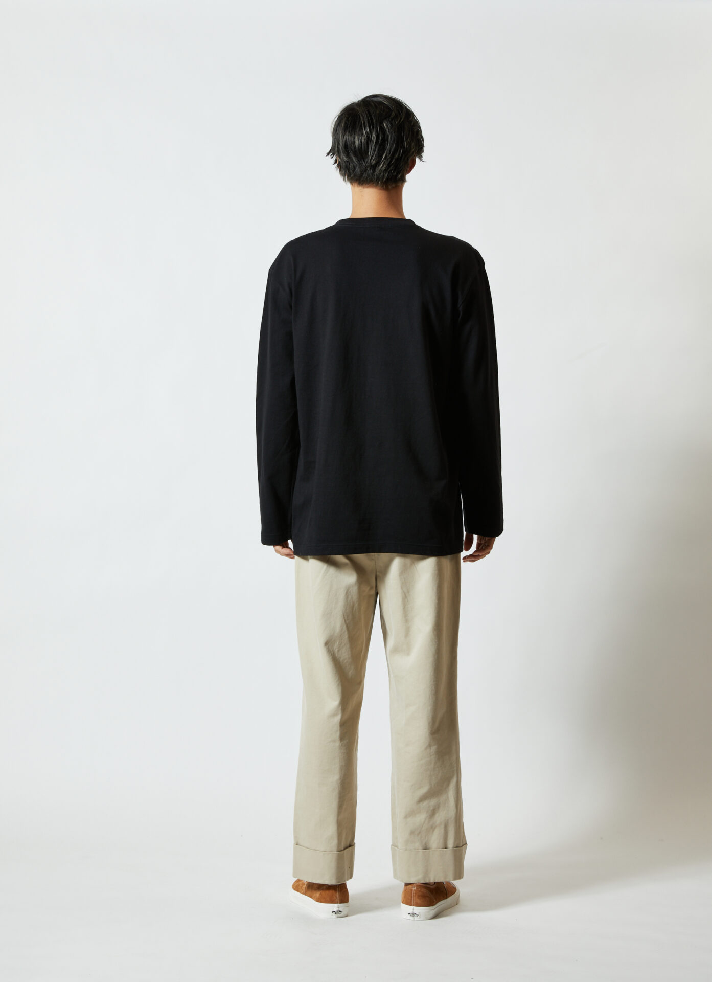 5010長袖 Tシャツ・ブラック・男性モデル着用・背面