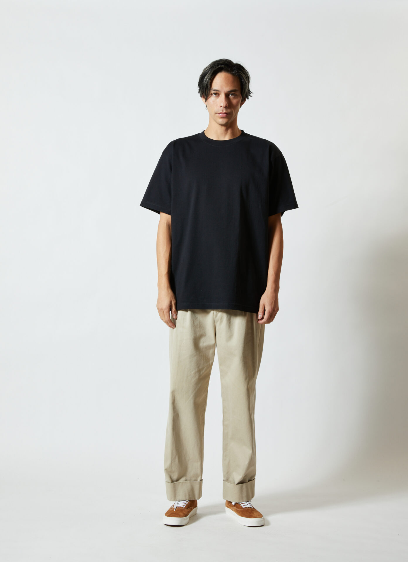 5942 Tシャツ・ブラック・男性モデル着用・正面