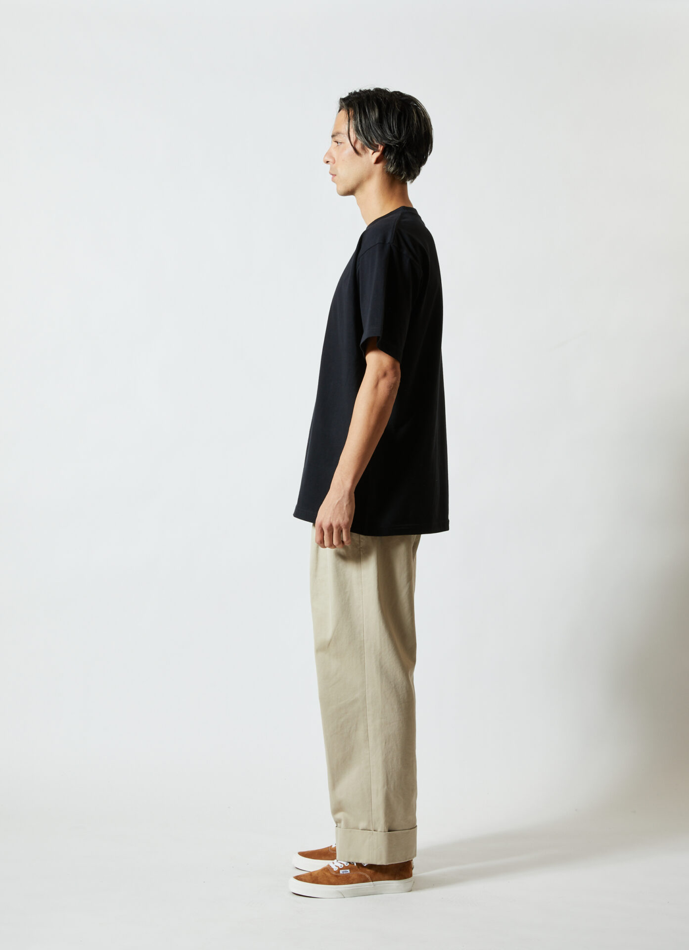 5942 Tシャツ・ブラック・男性モデル着用・横向き