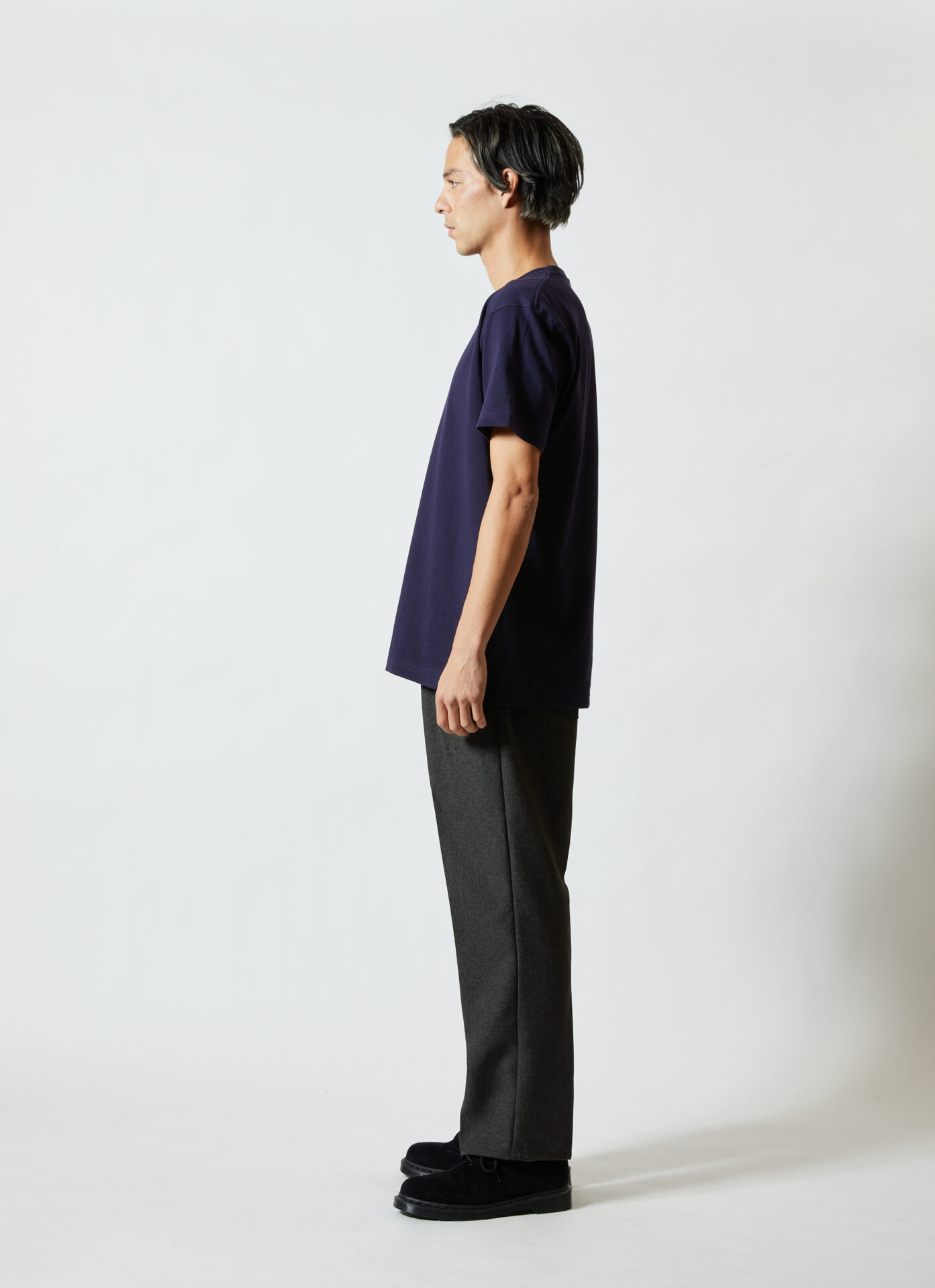 4252 Tシャツ・ネイビー・男性モデル着用・横向き
