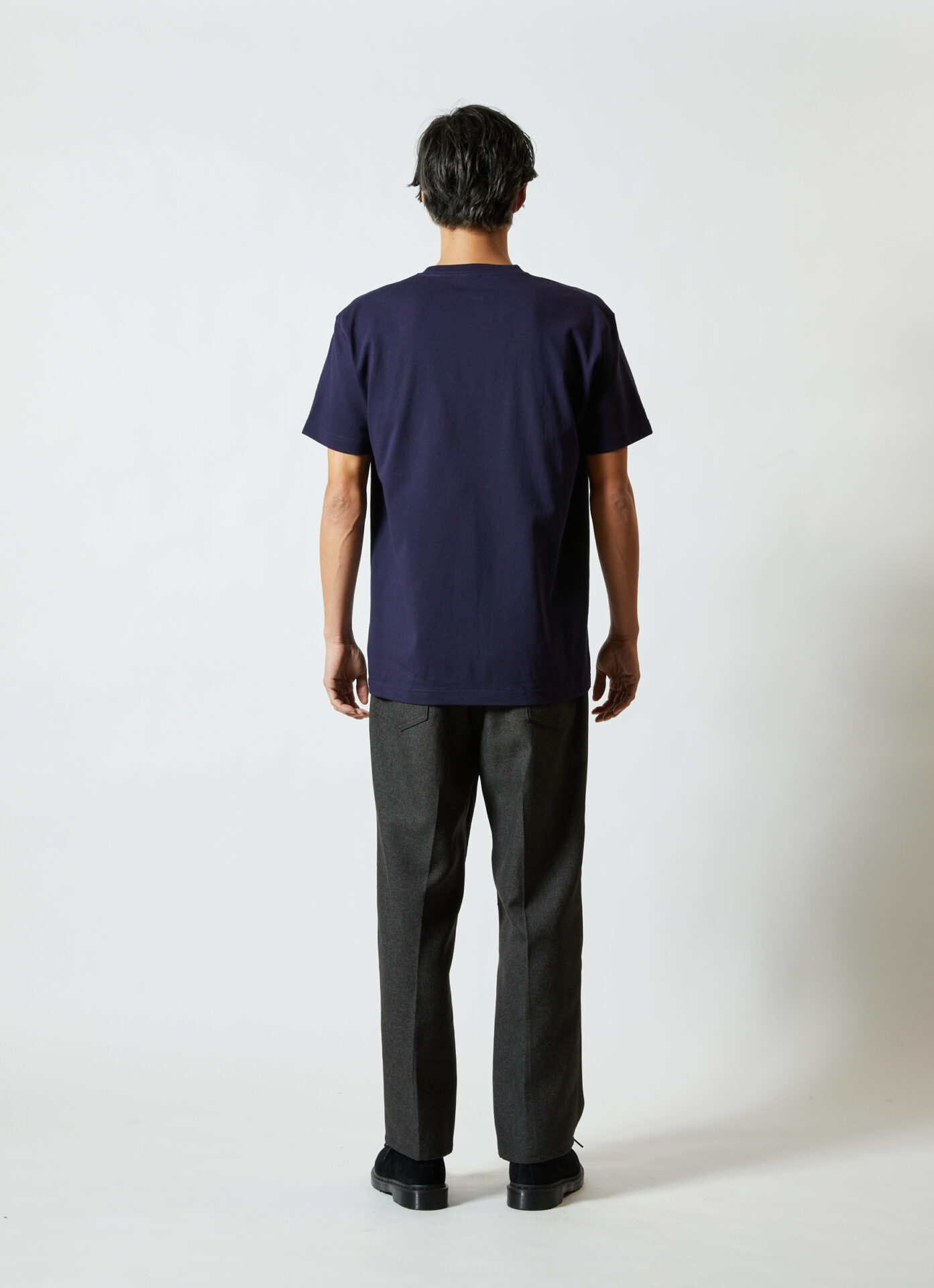 4252 Tシャツ・ネイビー・男性モデル着用・背面