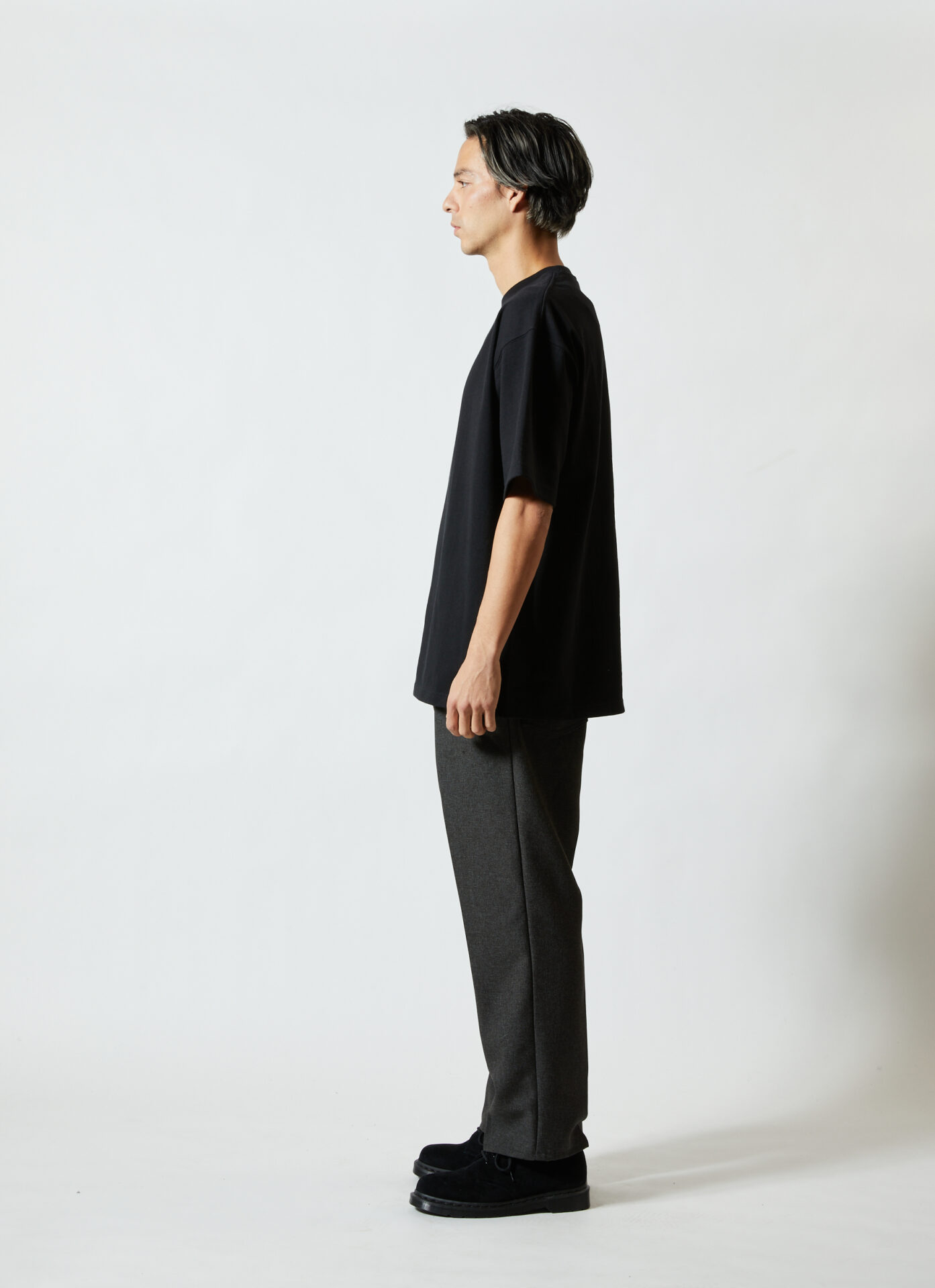 4411 Tシャツ・ブラック・男性モデル着用・横向き