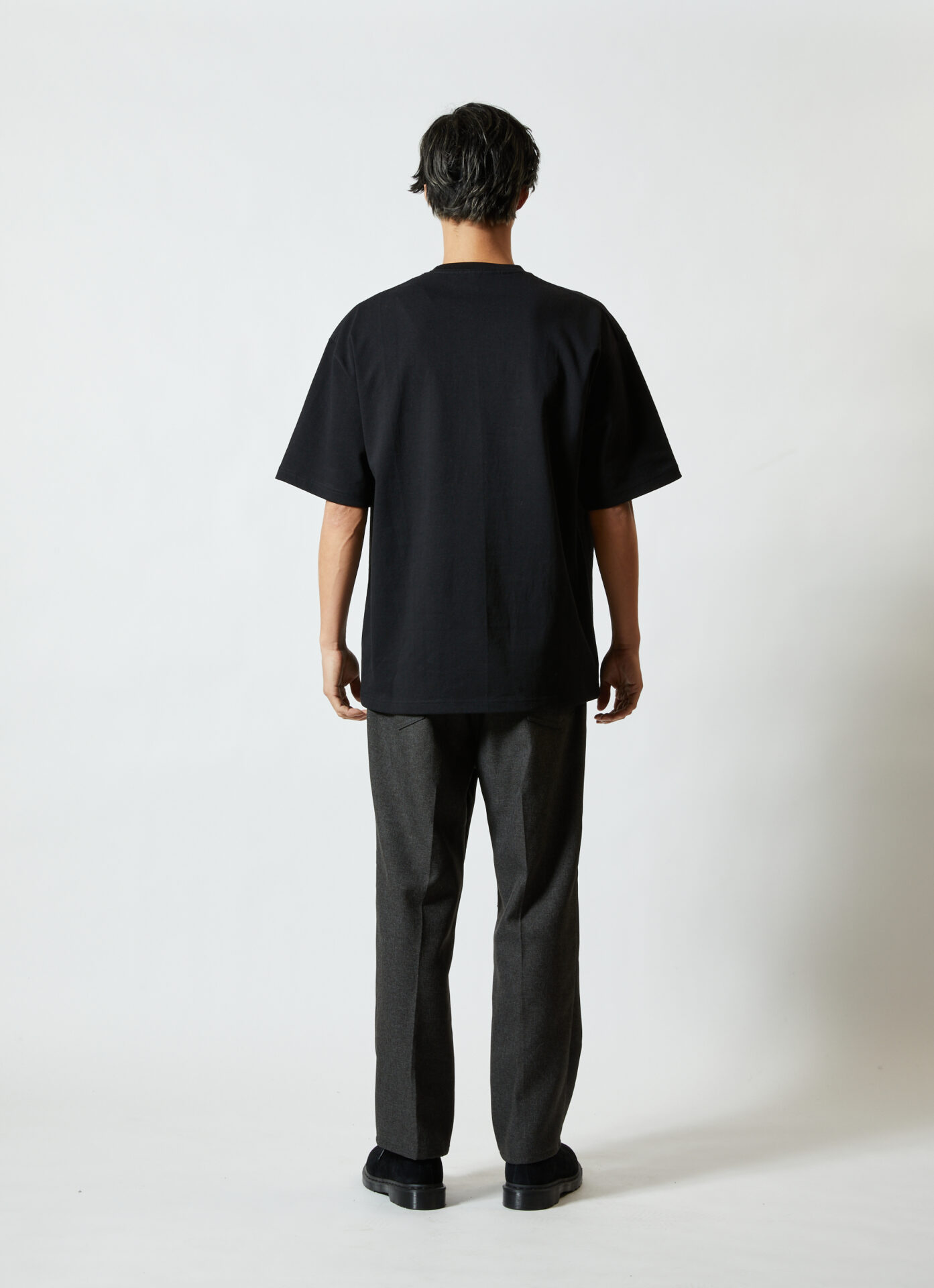 4411 Tシャツ・ブラック・男性モデル着用・背面