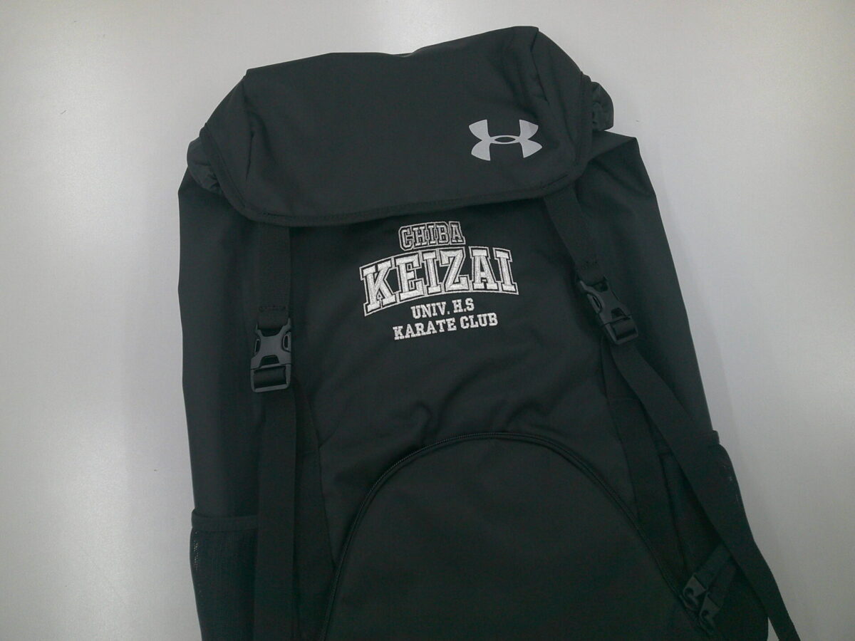 黒のリュックに非常に凝ったディティールのデザインを銀糸で刺繍した制作実績