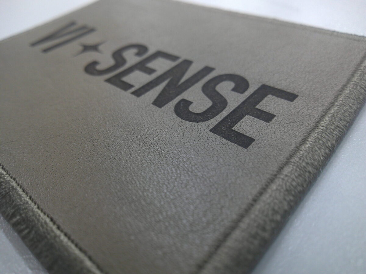 808グレージュカラーをベースとしたレザーパッチ。フチ縫い刺繍は1602カラーを使用。