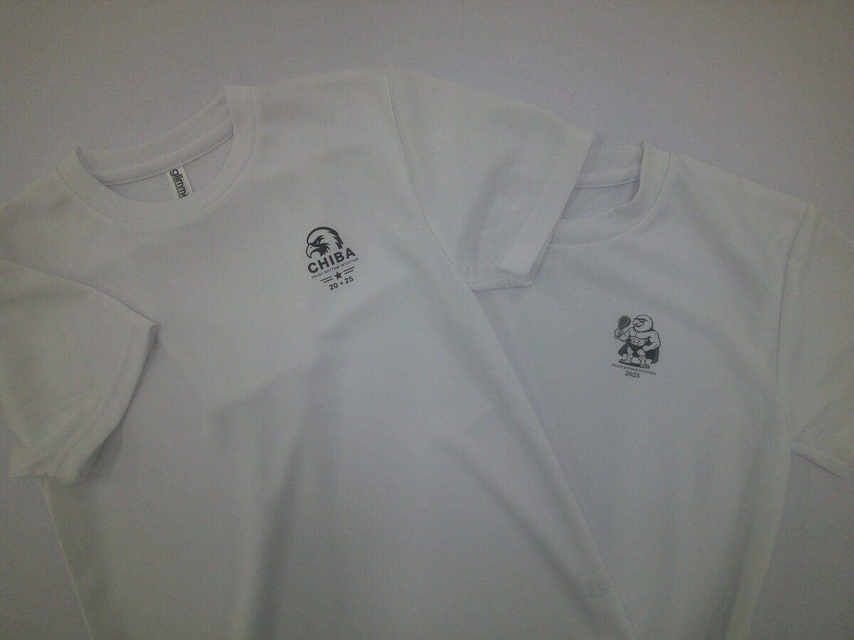 白のTシャツ左胸に同一のカラーでデザイン違いのキャラクターロゴをグループリントした制作実績。