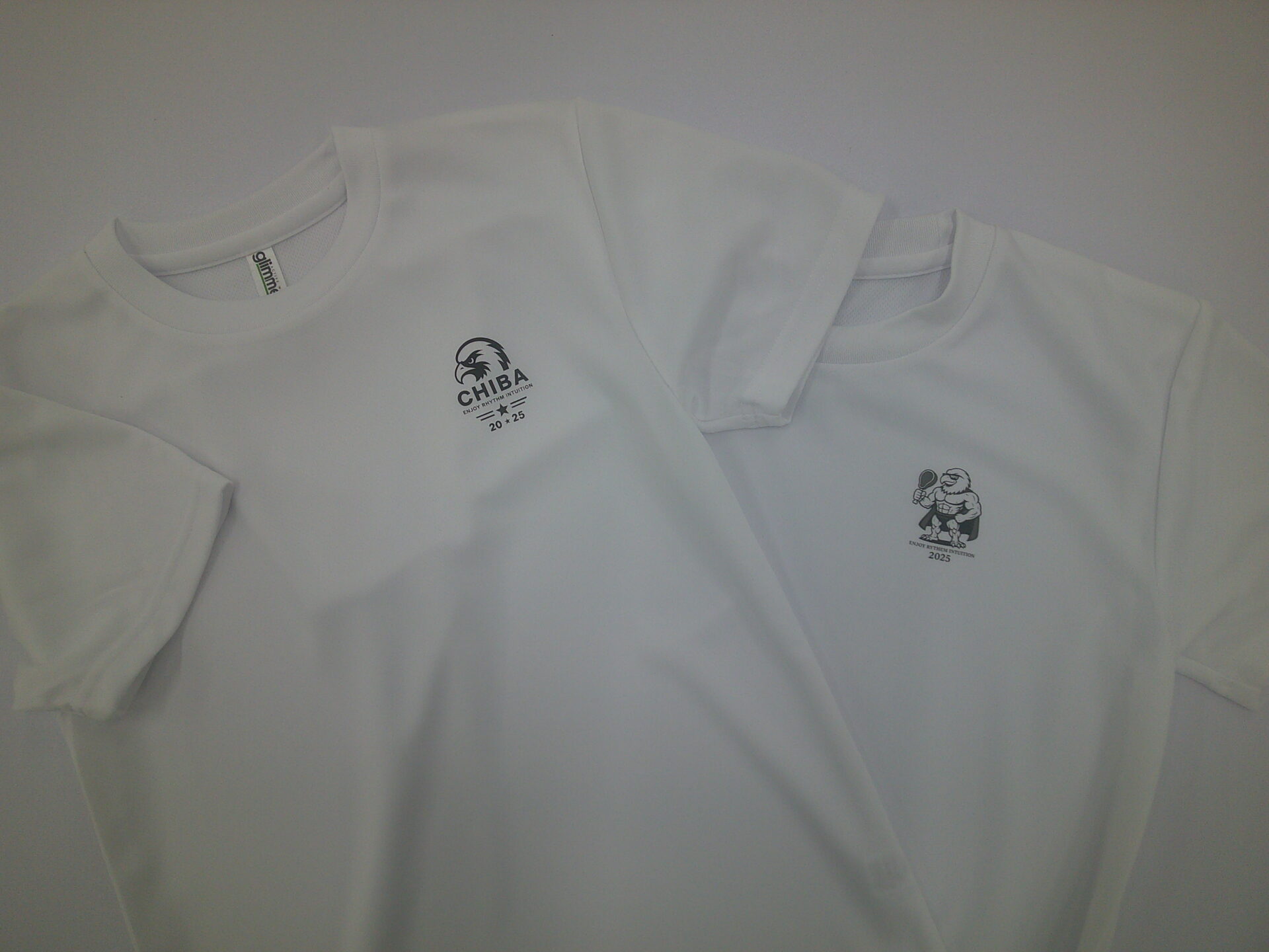 白のTシャツ左胸に同一のカラーでデザイン違いのキャラクターロゴをグループリントした制作実績。
