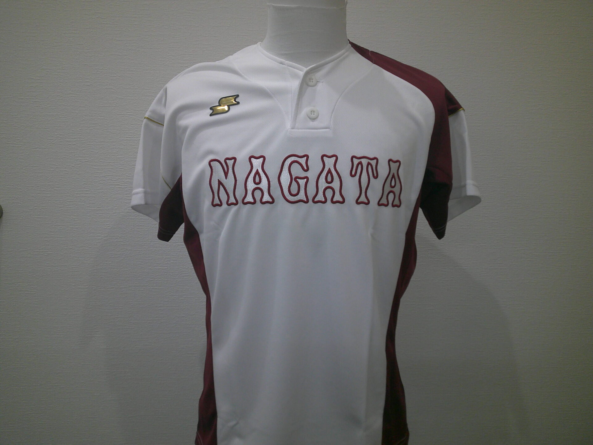 野球ユニフォーム前面に白のエンブクロスをベースとした「NAGATA」の縁取り刺繍。書体は早稲田型。
