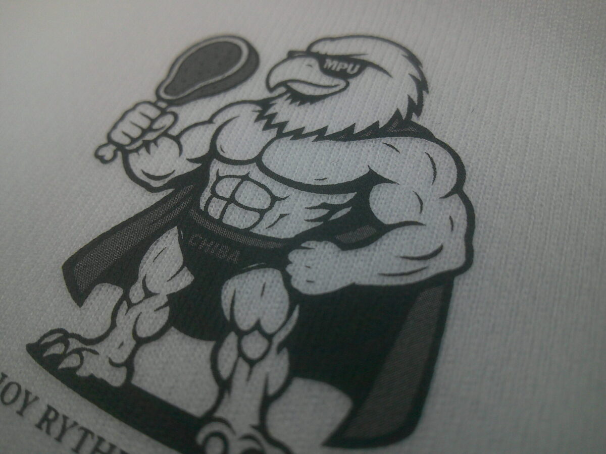 ドライTシャツの左胸に筋肉質な鳥キャラクターのデザインをグループリントした制作実績。