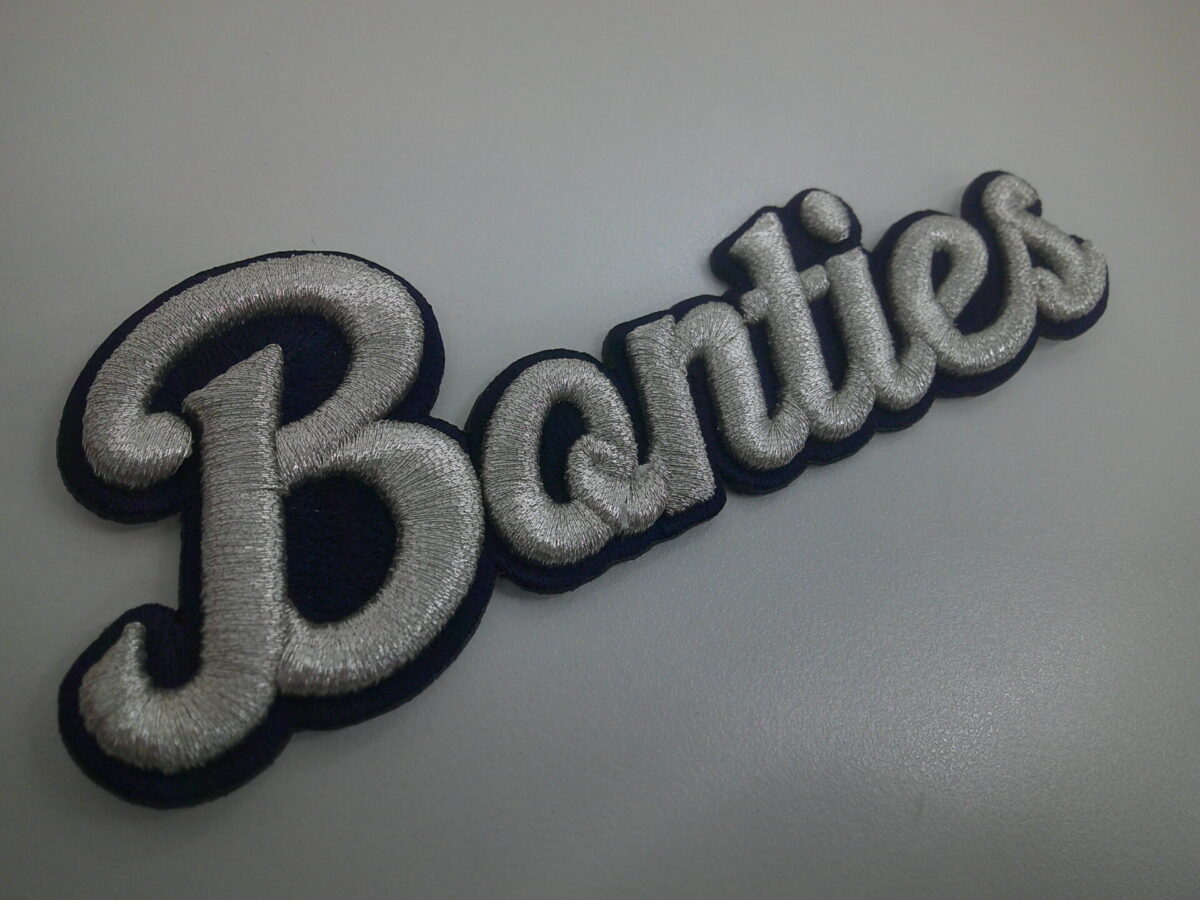 太めの筆記体でBontiesと銀糸で3D刺繍をした、3D刺繍ワッペンの制作事例。
