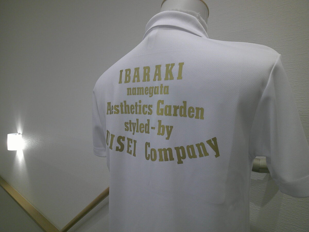 白ポロシャツ背面に金のラバープリントを加工した制作実績。