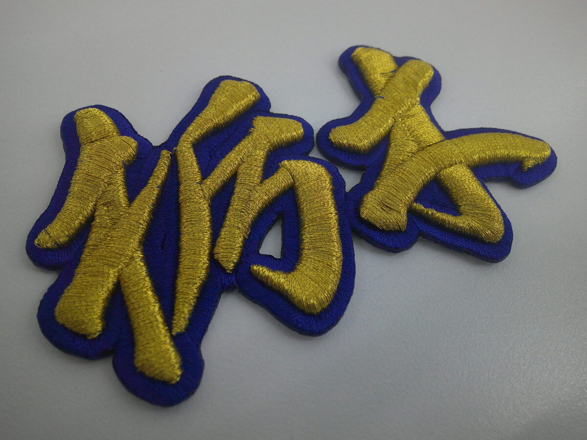 金糸のふくらみがゴージャスな3D刺繍ワッペン。