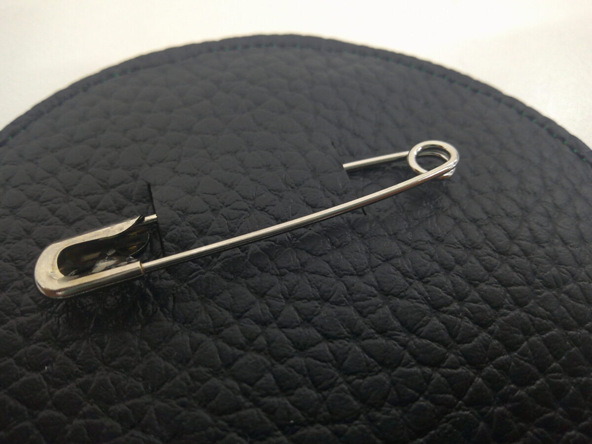 ワッペン裏に合皮を縫い付け安全ピンを通した状態。