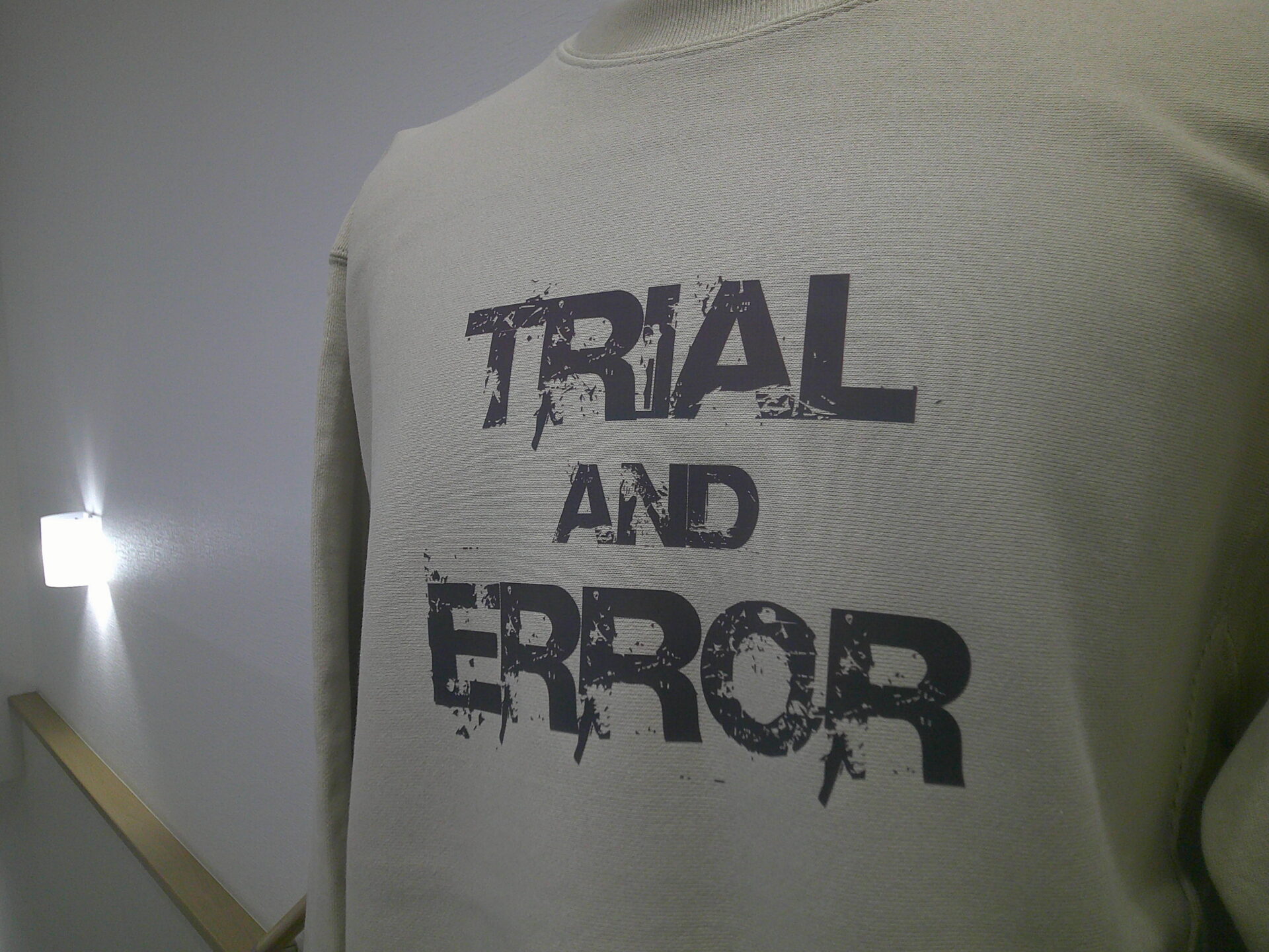 クルーネックトレーナー前面にかすれた細やかな文字をブラックで加工した、グループリントした制作実績。