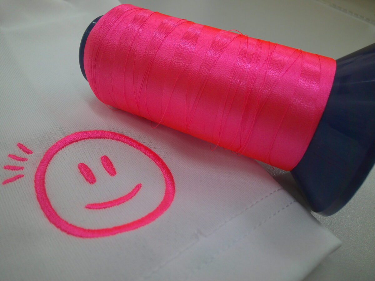 キングスター製のネオンカラー糸(蛍光ピンク糸)でTシャツにカジュアルなデザインを縫った試作品。
