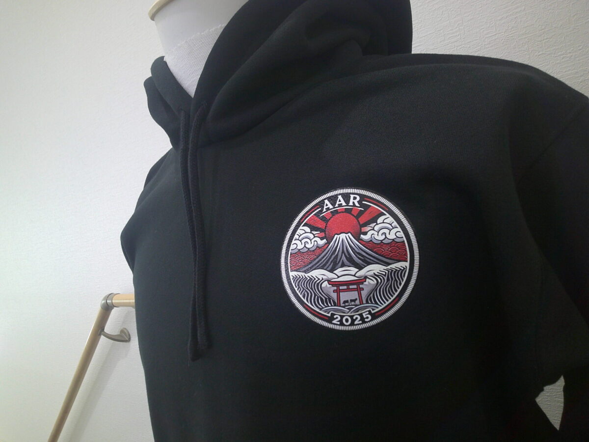 レスキュー隊のフルカラー転写プリントの制作実績。黒パーカーの左胸に加工。