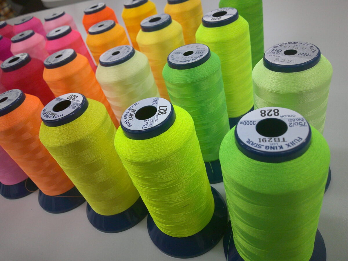 キングスター製のネオンカラー刺繍糸