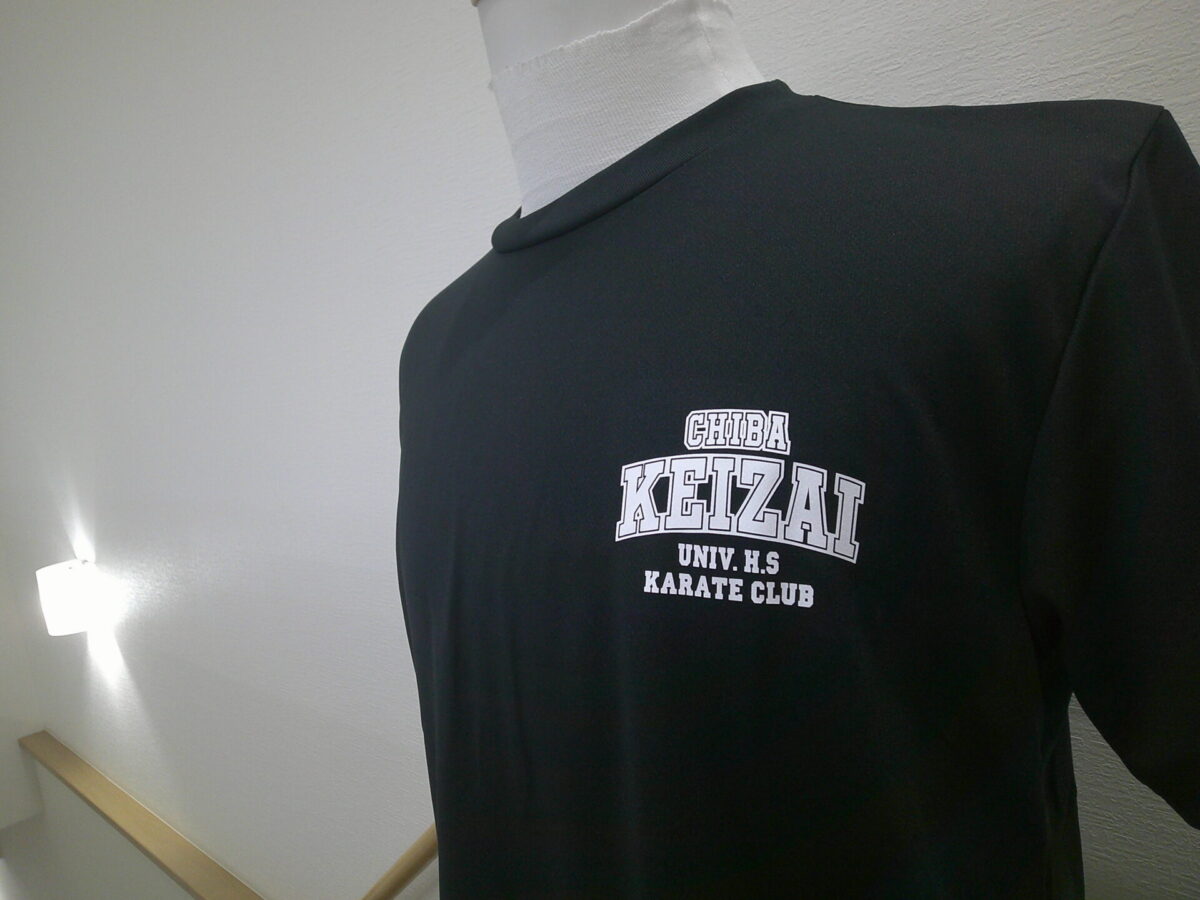 学校様のロゴをTシャツ左胸に白のラバーソートでラバープリントした加工実績。