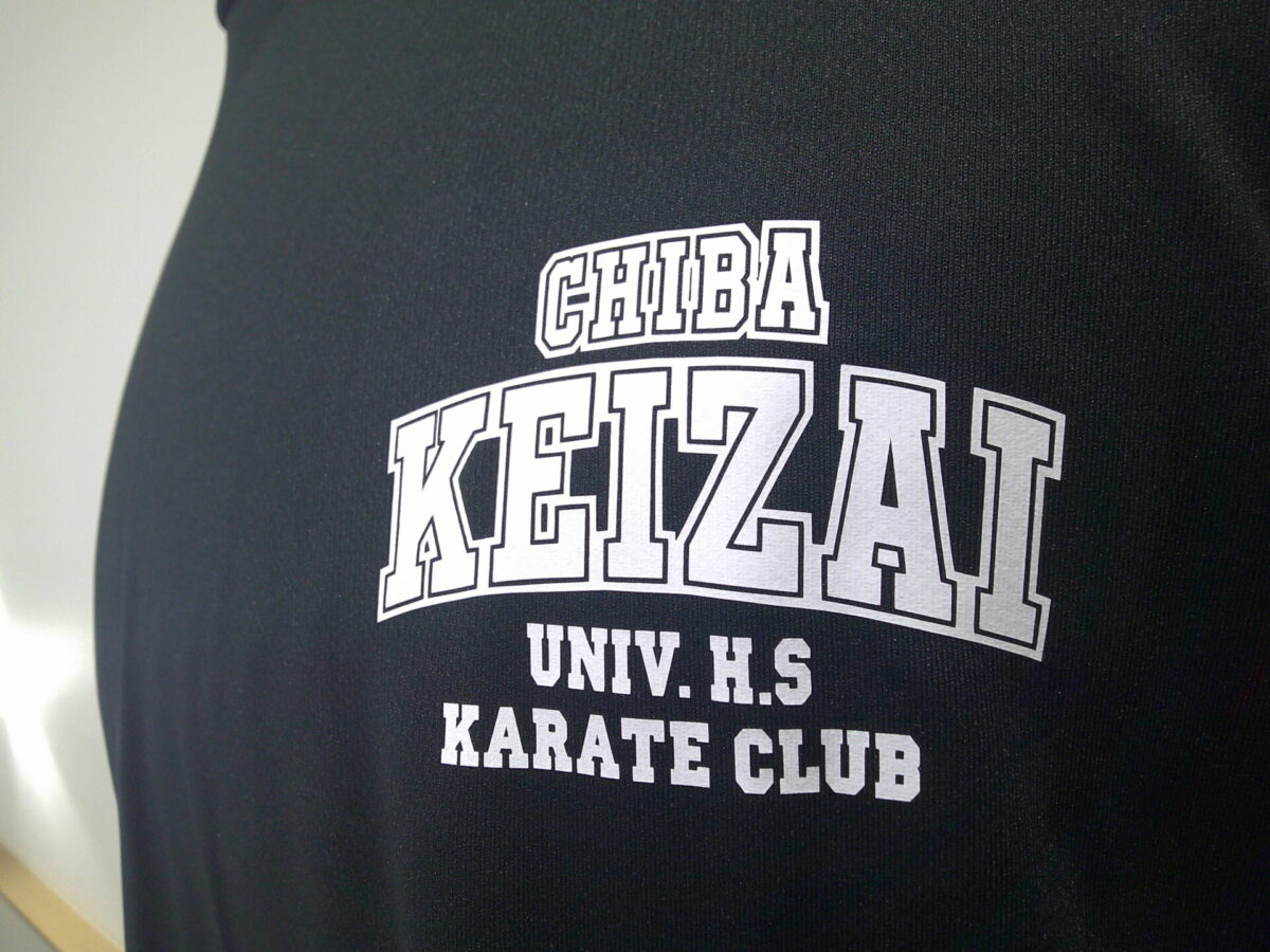 学校様のロゴをTシャツ左胸に白のラバーソートでラバープリントした加工部分のアップ。