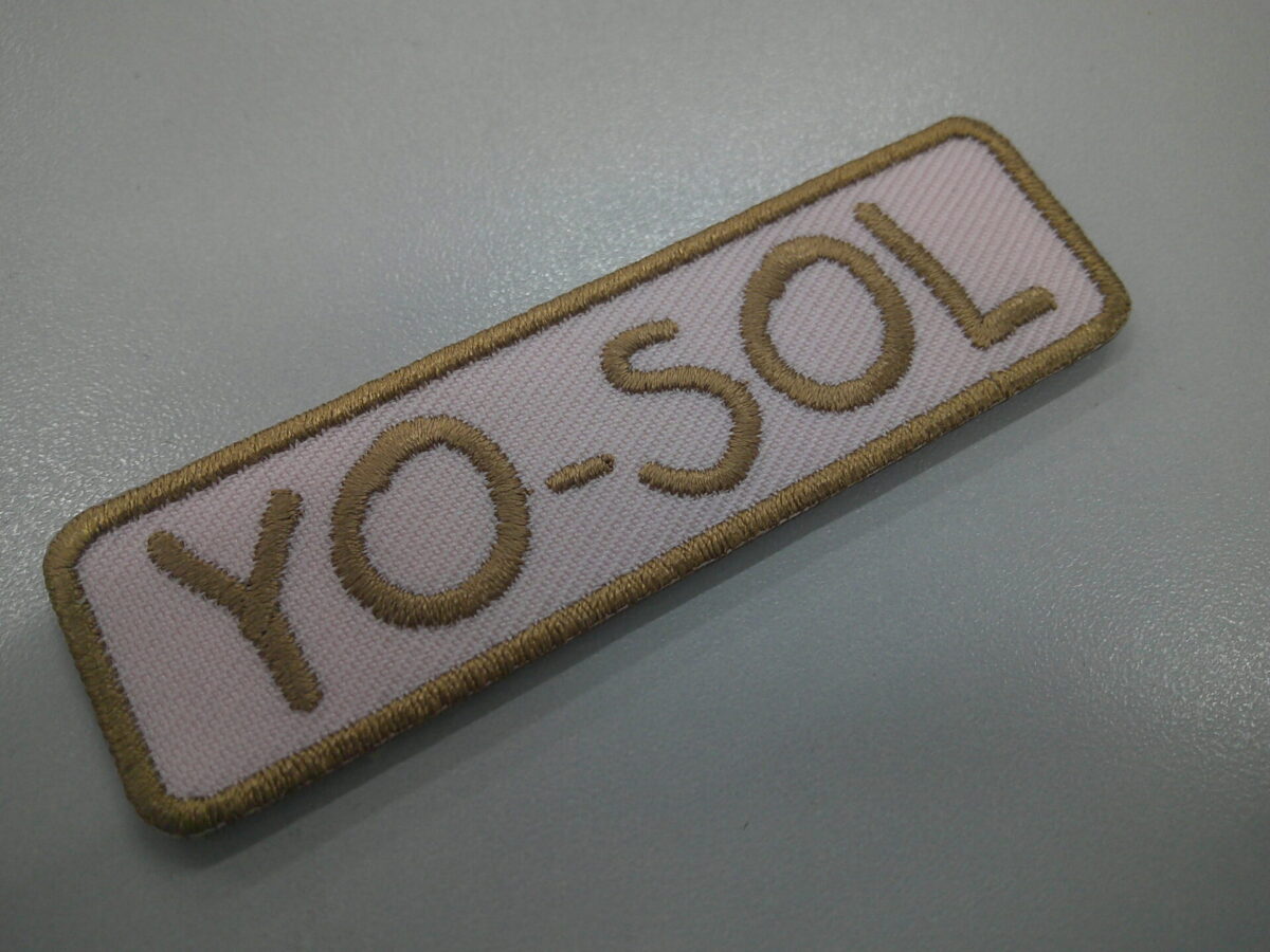 薄ピンクをベースとしたかわいい書体の文字ワッペン