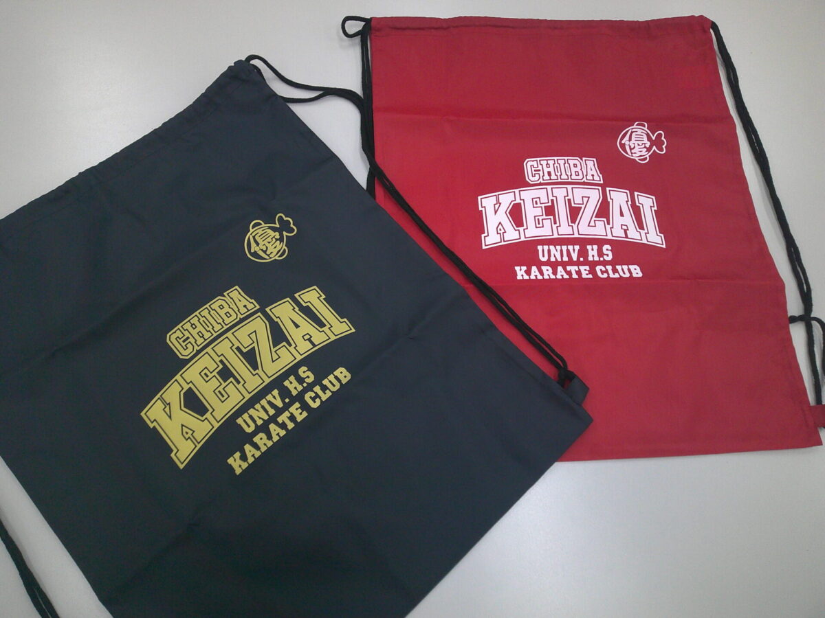 ナイロン製ナップザックに学校様のロゴをラバープリントした、制作実績。金ラバーと白ラバー。