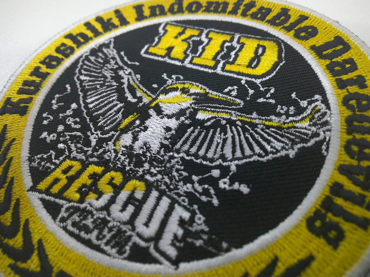 レスキュー隊のオリジナル刺繡ワッペン。カワセミが水面で羽を広げるデザインを表現した作品実績。